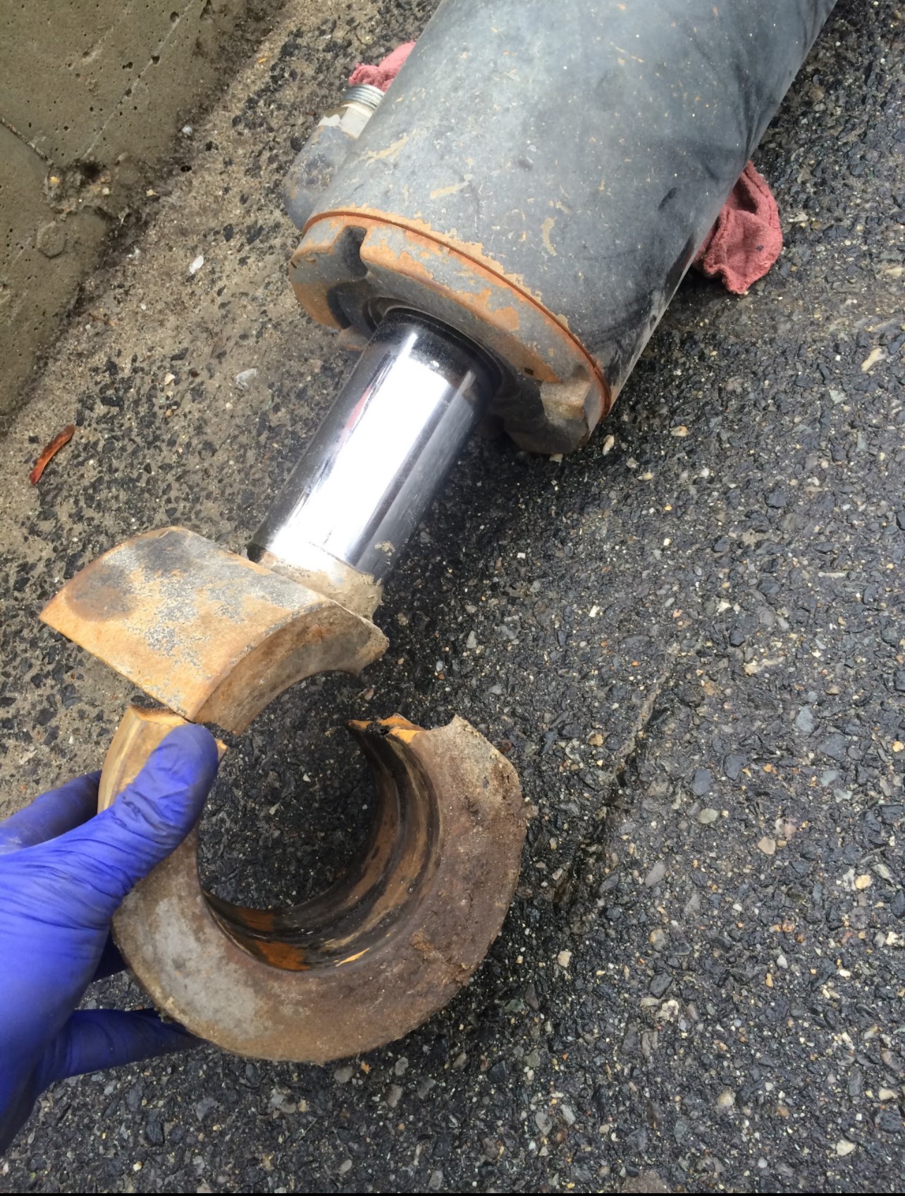 Broken hydraulic cylinder end/retainer with exposed rod